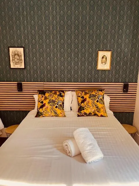 Pensión Hotel Le Manoir Du Thouron Saint-Sulpice